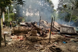 বরিশাল নগরে অটোরিকশাচালক হত্যার প্রধান আসামি মিরাজ হাওলাদারকেগ্রেপ্তারের পর বাড়িতে ভাঙচুর চালিয়ে আগুন দিয়ে পুড়িয়ে দেয় বিক্ষুব্ধরা। বুধবার দুপুরে
