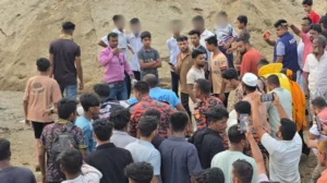 ঘটনাস্থলে ভিড় করেন স্থানীয়রা