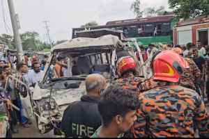 কিশোরগঞ্জের পাকুন্দিয়ায় বাসের সঙ্গে সংঘর্ষে পিকআপটি দুমড়েমুচড়ে যায়। সোমবার বেলা সোয়া তিনটার দিকে ঢাকা-কিশোরগঞ্জ সড়কের সুখিয়াবাজার এলাকায়