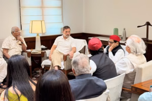 আজ বৃহস্পতিবার ‘ইন্ডিয়া’ জোটের নেতাদের সঙ্গে বৈঠক করেছেন ভারতের লোকসভার বিরোধী দলীয় নেতা রাহুল গান্ধী।