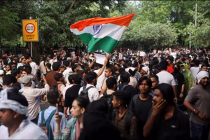 শিক্ষামন্ত্রীর পদত্যাগের দাবিতে সম্প্রতি ভারতের রাজধানী নয়াদিল্লিতে হাজার হাজার তরুণ জড়ো হয়ে বিক্ষোভ শুরু করেন