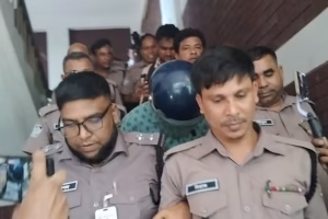 রায় ঘোষণার পর আদালত থেকে মনির হোসেনকে নিয়ে যাচ্ছে পুলিশ।