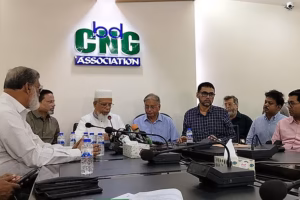 বাংলাদেশ সিএনজি ফিলিং স্টেশন অ্যান্ড কনভার্সন ওয়ার্কশপ ওনার্স অ্যাসোসিয়েশনের সংবাদ সম্মেলন। আজ মঙ্গলবার রাজধানীর বিজয়নগরের আকরাম টাওয়ারে