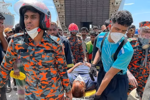 দুর্ঘটনার পর বিষাক্ত গ্যাসে আক্রান্ত এক শ্রমিককে উদ্ধার করে নিয়ে যাচ্ছেন ফায়ারসার্ভিসের কর্মীরা