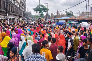 চট্টগ্রামের মুরাদপুর–অক্সিজেন সড়কের আতুরার ডিপো এলাকায় বকেয়া বেতনের দাবিতে সড়ক অবরোধ করেন একটি পোশাক কারখানার শ্রমিকেরা